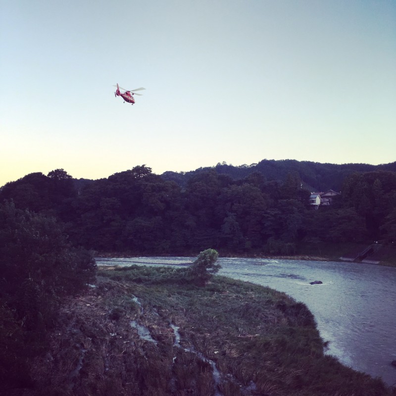 川の上のヘリコプター